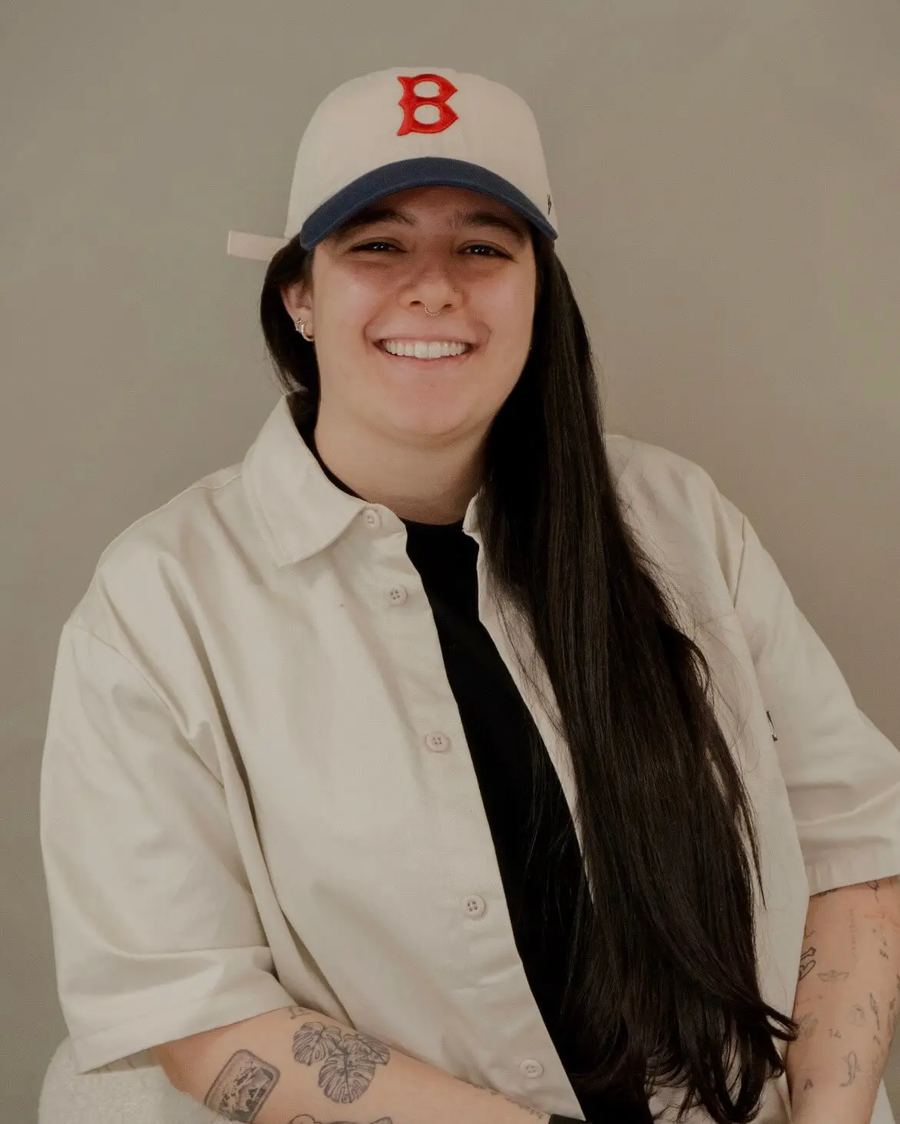 Retrato de Rachel Hoyos, tatuadora en Main Galerie