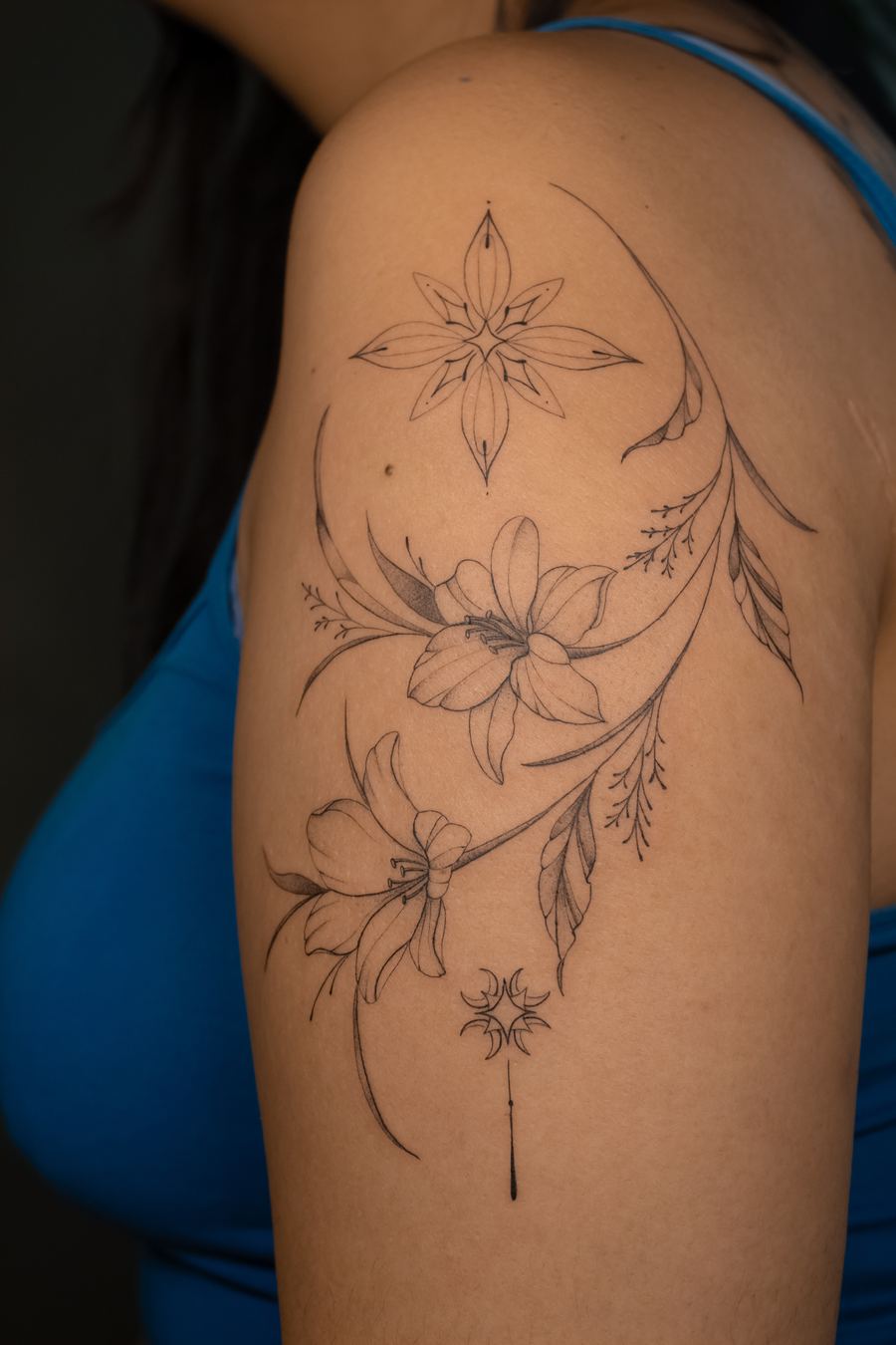 Tatuaje de flores y una estrella celestial con luna creciente, hombro